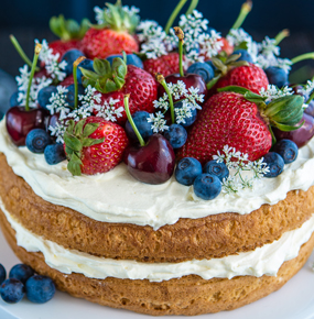 Edwige's Forest Fuit Sponge Cake with strawberries, blueberries and Gypsophilia